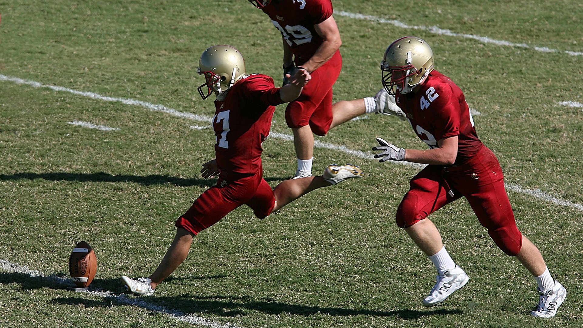 “法甲赛场竞争激烈，豪门争夺宝座”，法甲豪门球队